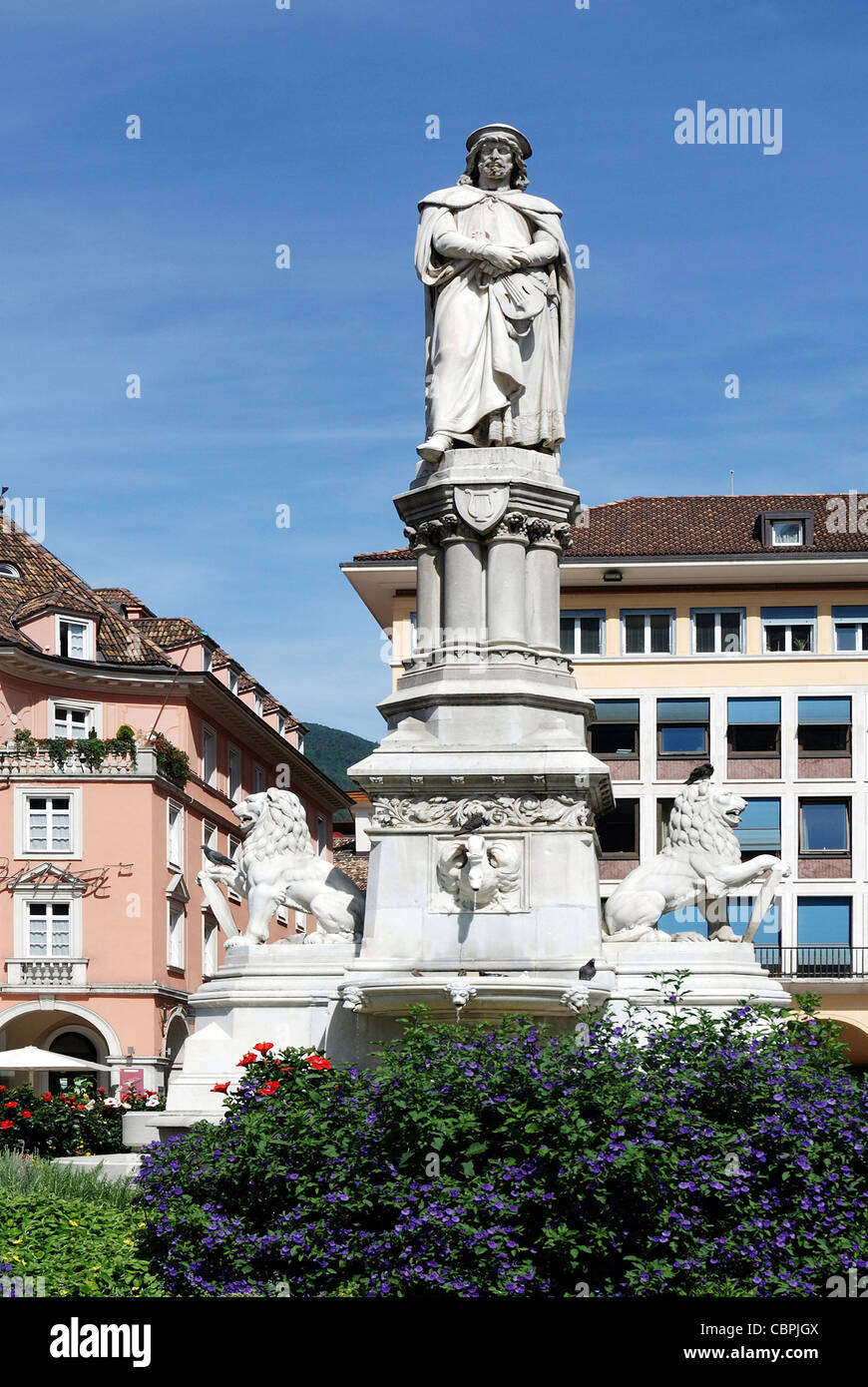 Waltherplatz Bozen in Südtirol mit dem Denkmal des Dichters Walther von der Vogelweide. Stockfoto