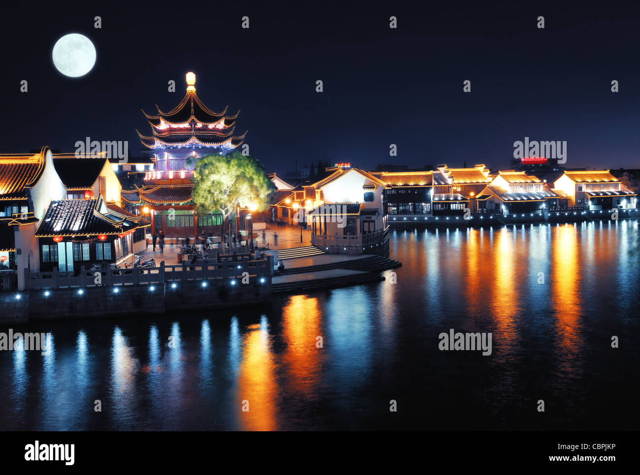 Nachtansicht des Dorfes in der Nähe von Fluss, Jiangsu, China. Stockfoto
