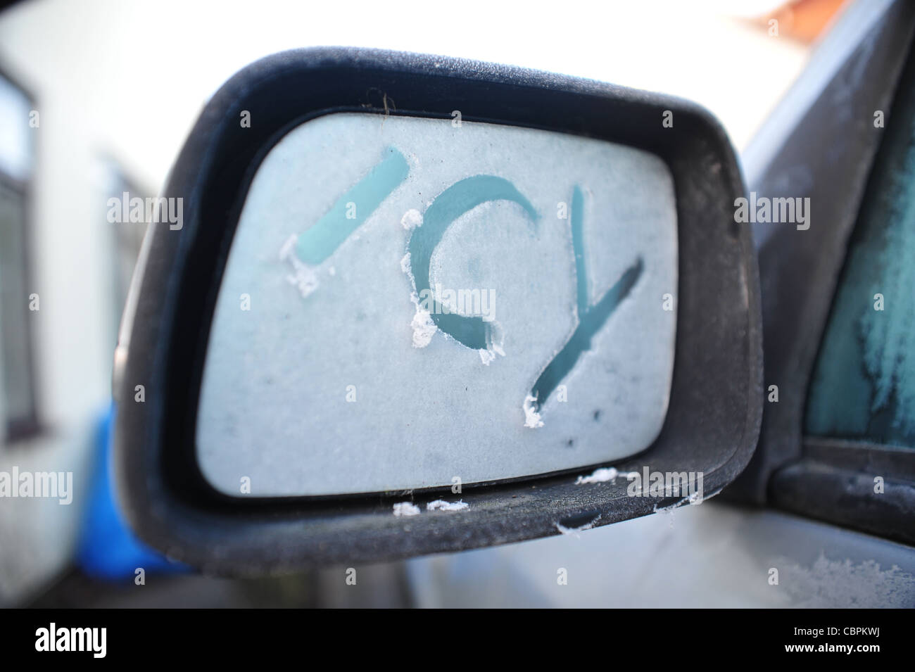 ICY geschrieben in Frost am Auto Außenspiegel Stockfoto