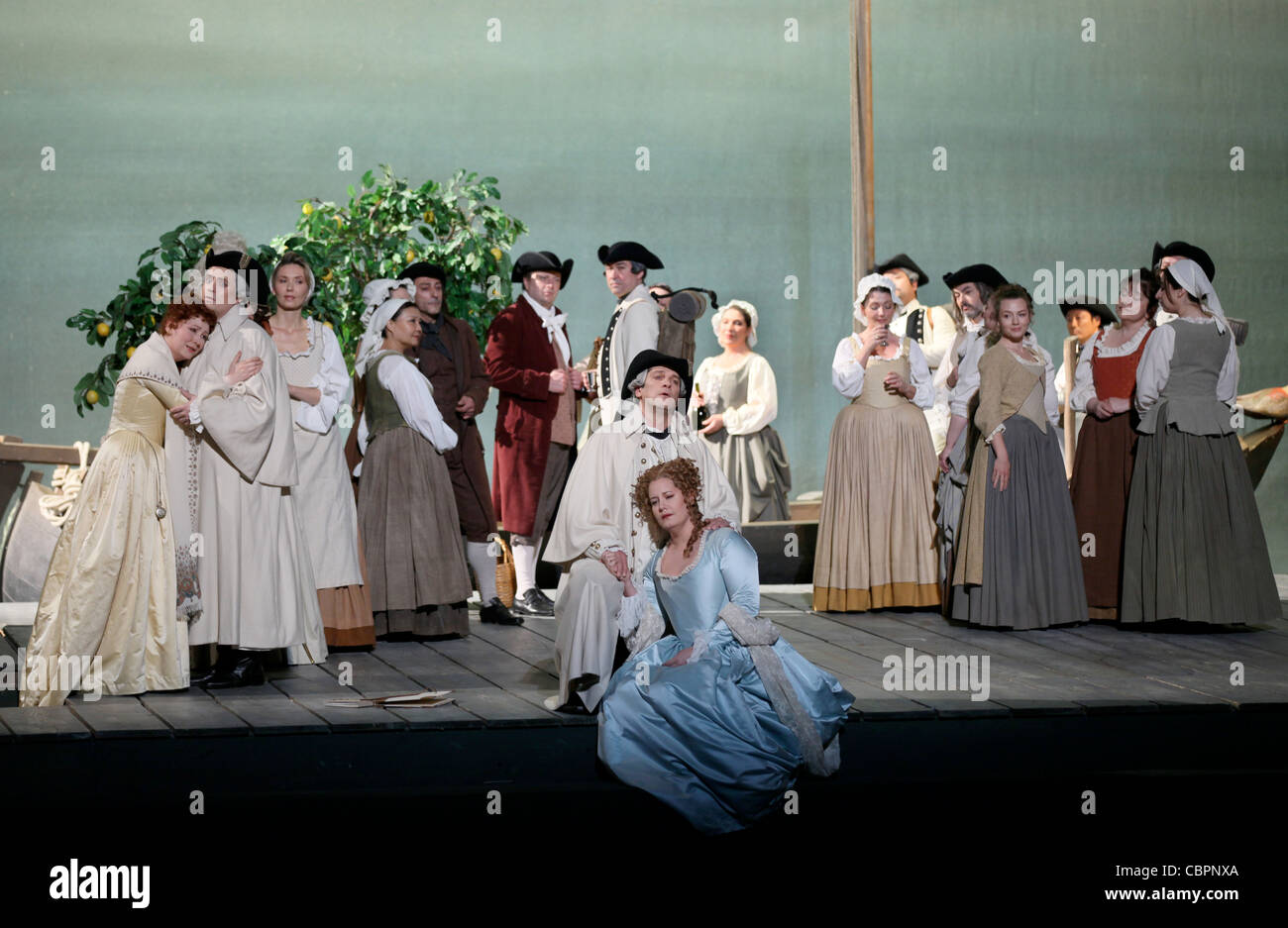 Cosi Fan Tutte, COSI FAN TUTTE von André DIOT Musik von Wolfgang Amadéus MOZART Elza VAN DEN HEEVER / Fiordiligi Karine DES Stockfoto