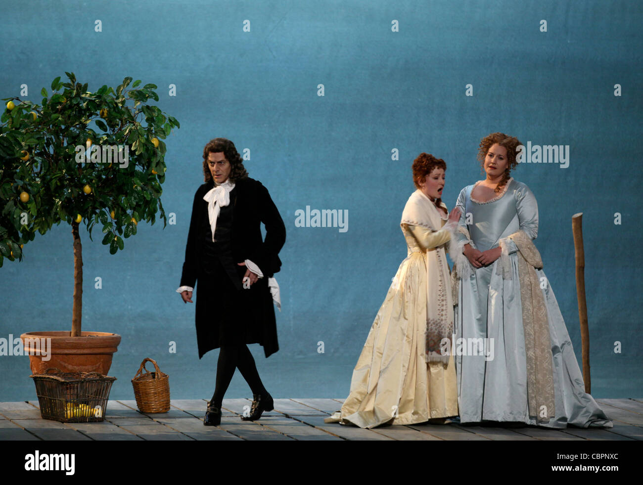 Cosi Fan Tutte, COSI FAN TUTTE von André DIOT Musik von Wolfgang Amadéus MOZART Elza VAN DEN HEEVER / Fiordiligi Karine DES Stockfoto