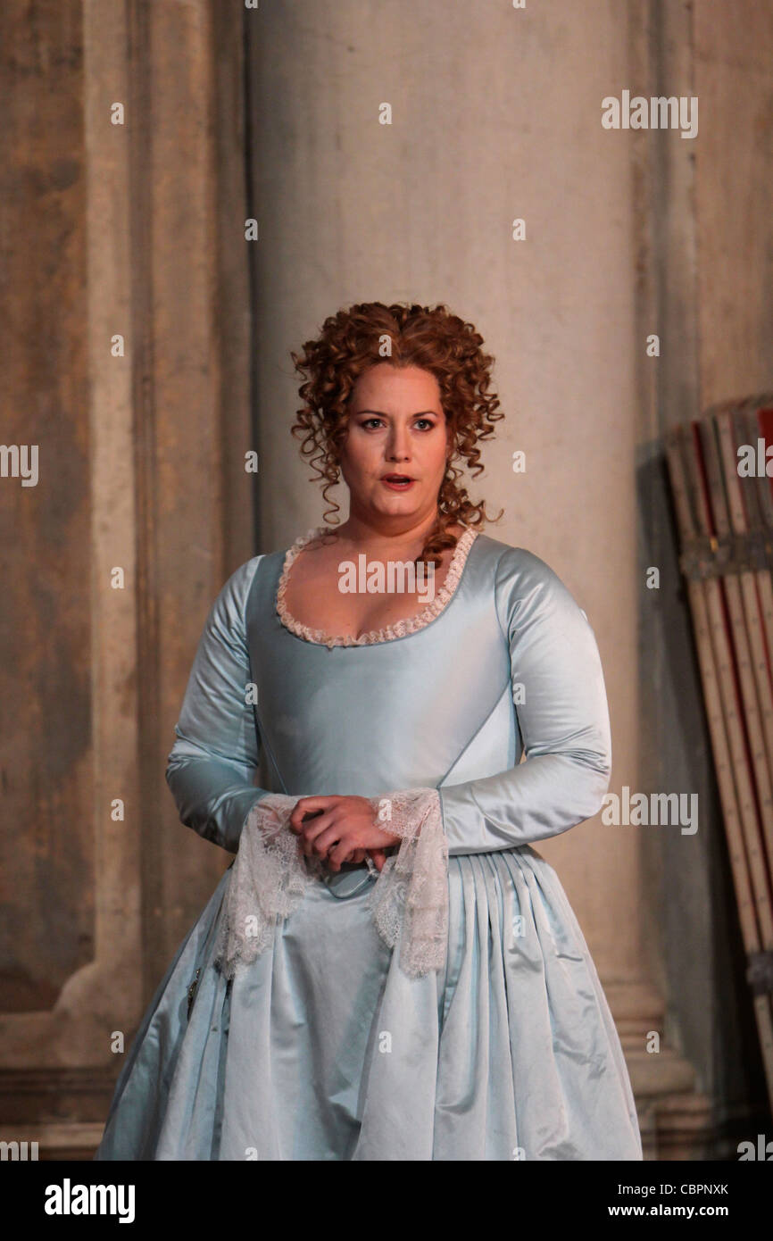 Cosi Fan Tutte, COSI FAN TUTTE von André DIOT Musik von Wolfgang Amadéus MOZART Elza VAN DEN HEEVER / Fiordiligi Karine DES Stockfoto