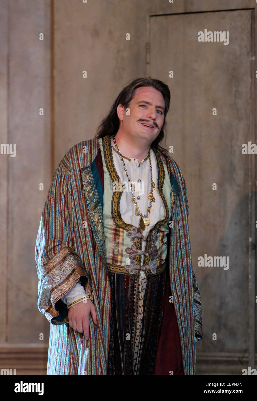 Cosi Fan Tutte, COSI FAN TUTTE von André DIOT Musik von Wolfgang Amadéus MOZART Elza VAN DEN HEEVER / Fiordiligi Karine DES Stockfoto