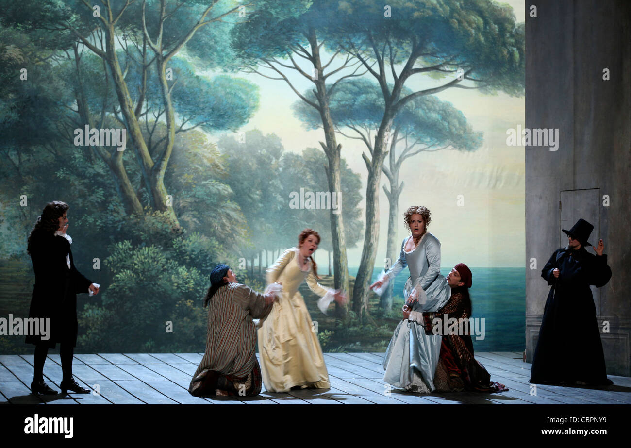 Cosi Fan Tutte, COSI FAN TUTTE von André DIOT Musik von Wolfgang Amadéus MOZART Elza VAN DEN HEEVER / Fiordiligi Karine DES Stockfoto