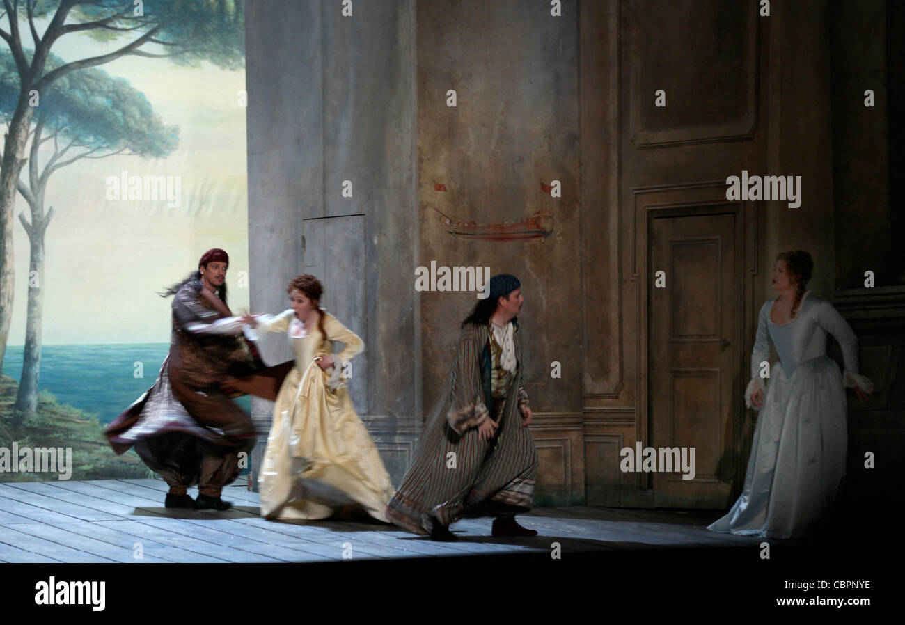 Cosi Fan Tutte, COSI FAN TUTTE von André DIOT Musik von Wolfgang Amadéus MOZART Elza VAN DEN HEEVER / Fiordiligi Karine DES Stockfoto