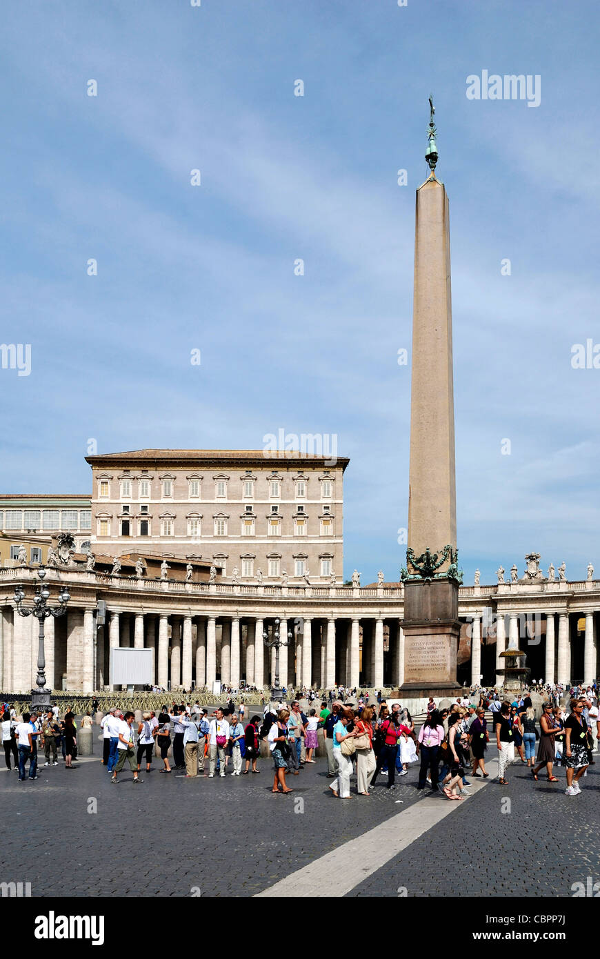Sankt-Peters-Platz mit Blick auf den Apostolischen Palast im Vatikan in Rom und der Obelisk. Stockfoto