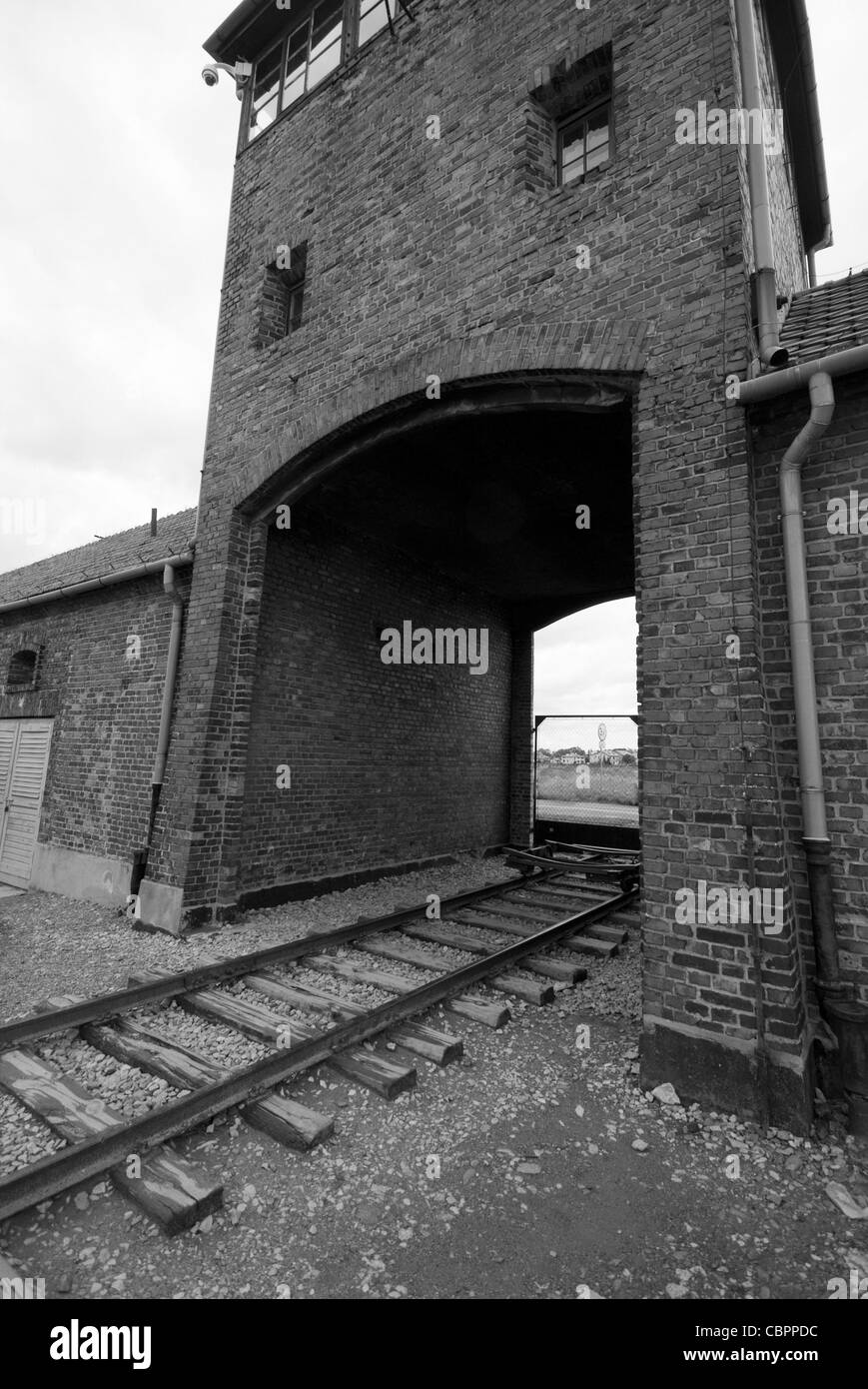 Auschwitz 2 Birkenau Oświęcim speziell Vernichtungslager Polen. Das Lager wurde von Gefangenen gebaut. Dies ist die düstere Eingang. Stockfoto