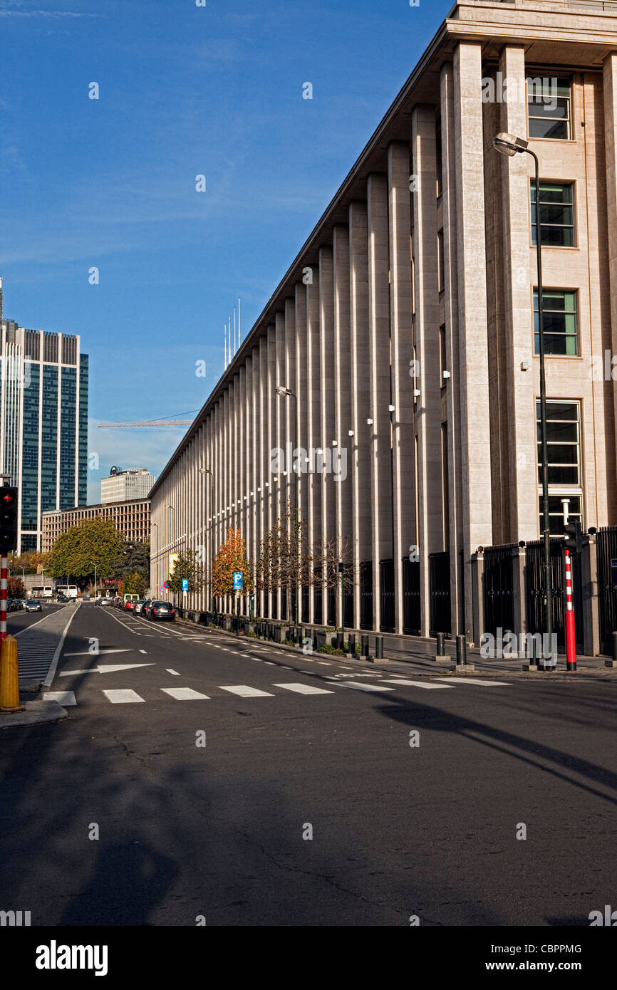 Eine Hauptstraße in Brüssel und das Gebäude der belgischen Nationalbank. Stockfoto