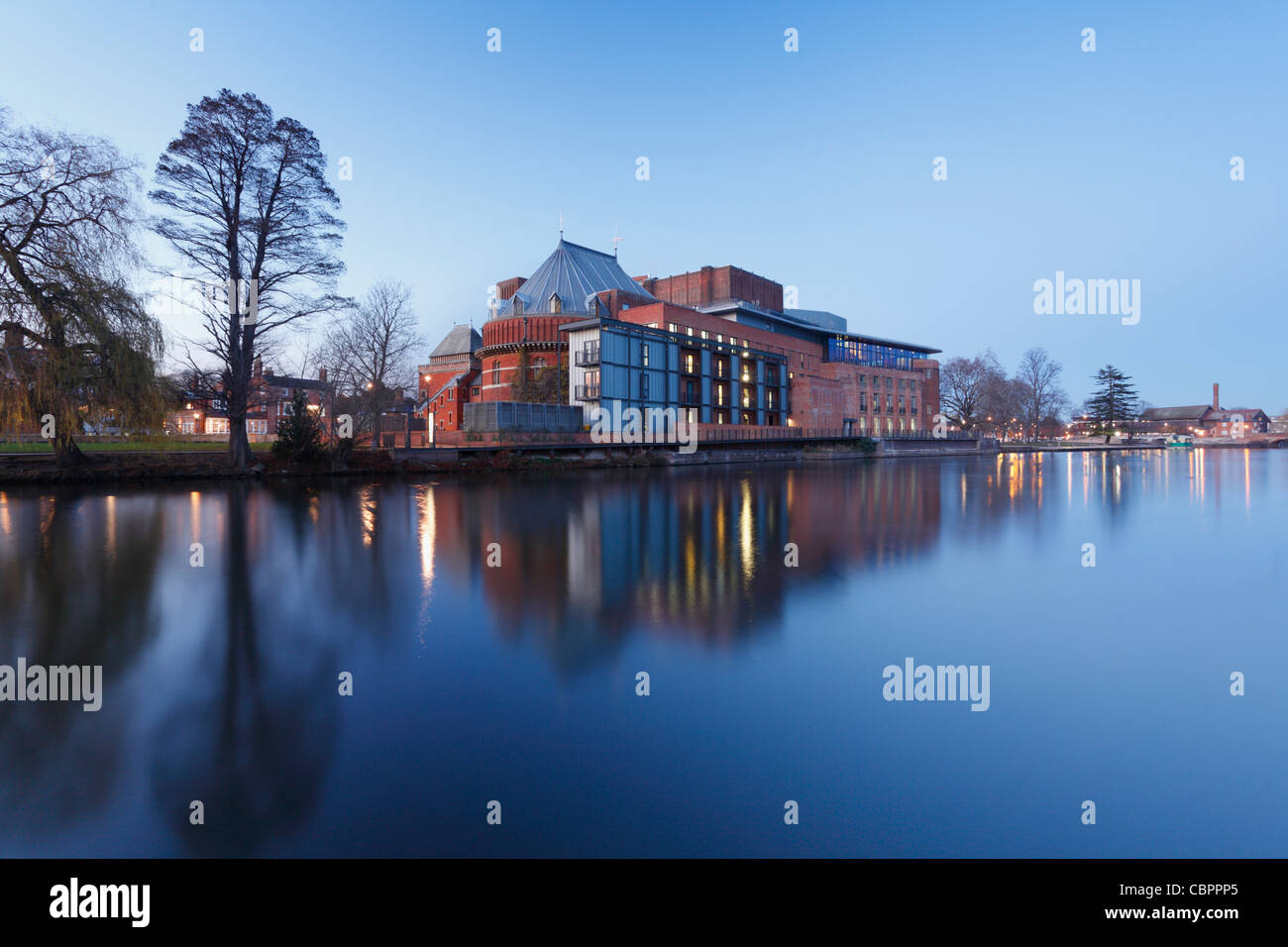 Royal Shakespeare Theatre am Fluss Avon in der Abenddämmerung. Stratford-upon-Avon. Warwickshire. England. VEREINIGTES KÖNIGREICH. Stockfoto
