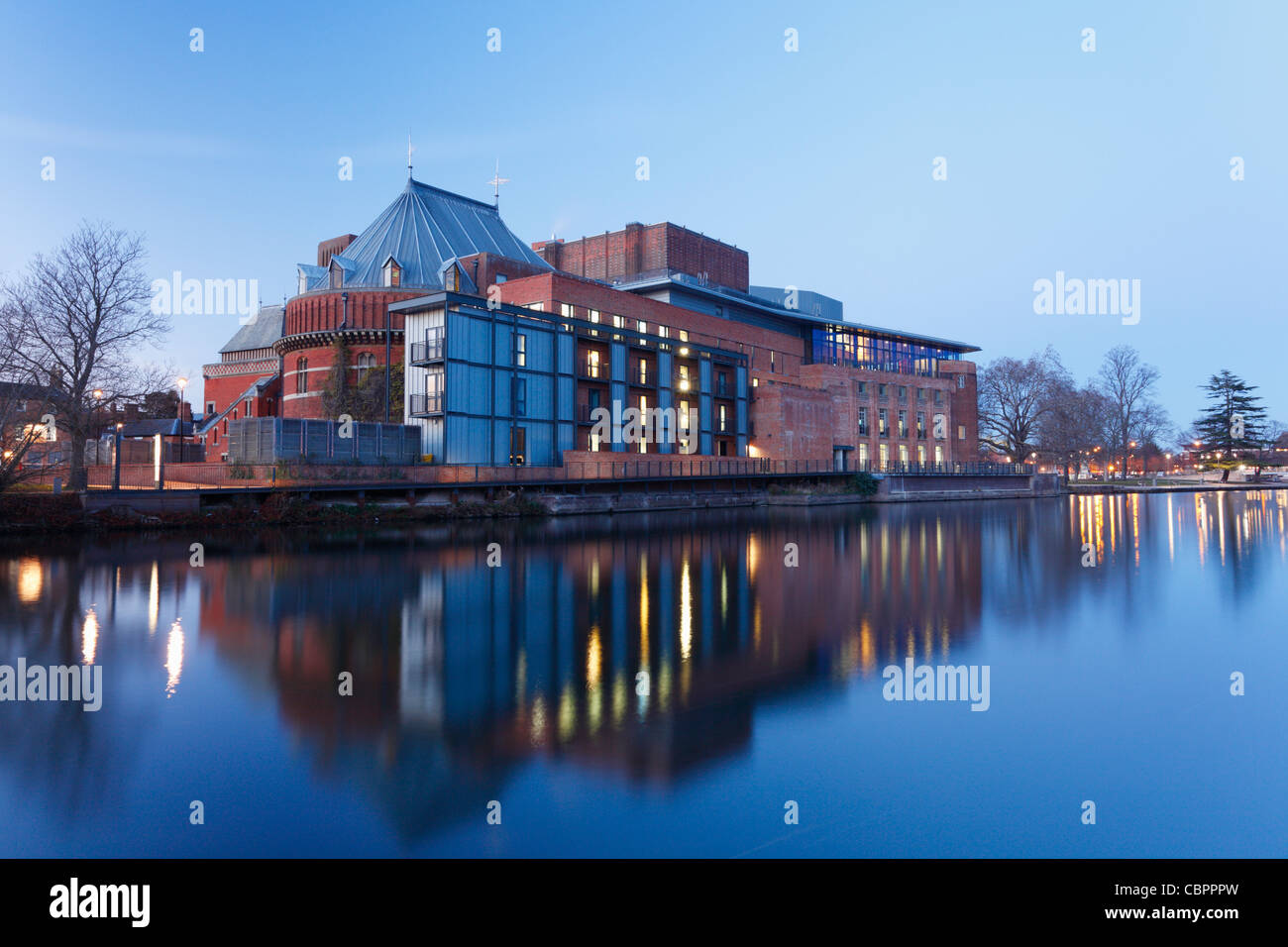 Royal Shakespeare Theatre am Fluss Avon in der Abenddämmerung. Stratford-upon-Avon. Warwickshire. England. VEREINIGTES KÖNIGREICH. Stockfoto