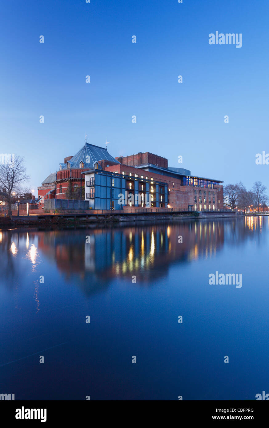 Royal Shakespeare Theatre am Fluss Avon in der Abenddämmerung. Stratford-upon-Avon. Warwickshire. England. VEREINIGTES KÖNIGREICH. Stockfoto