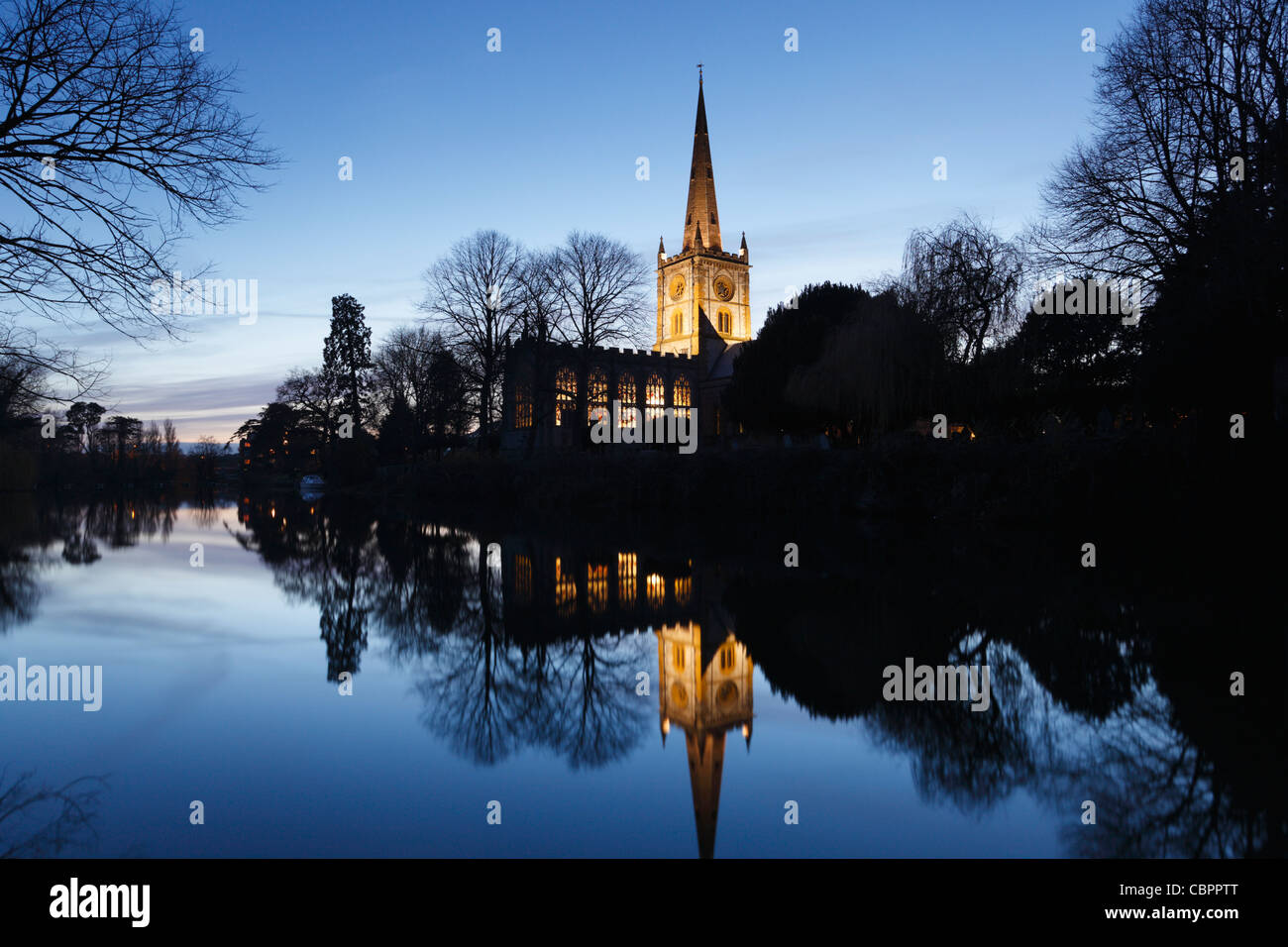 Holy Trinity Church in der Abenddämmerung. Stratford Warwickshire, England, UK.  Grabstätte von William Shakespeare. Stockfoto