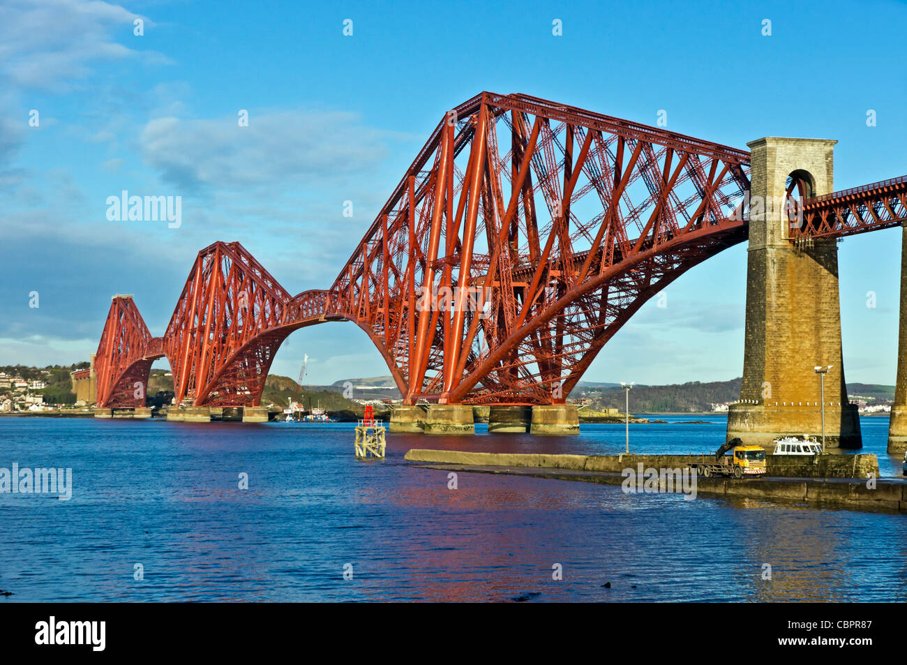 Neu lackiert Forth Brücke von South Queensferry in Schottland gesehen Stockfoto