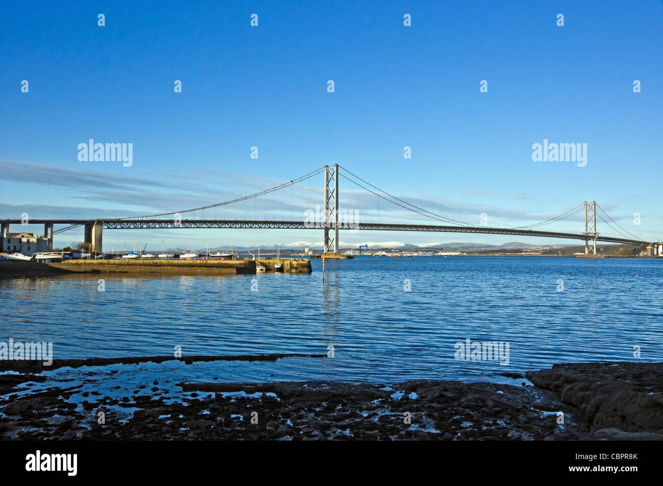 Forth Road Bridge über den Firth of her von South Queensferry gesehen Stockfoto