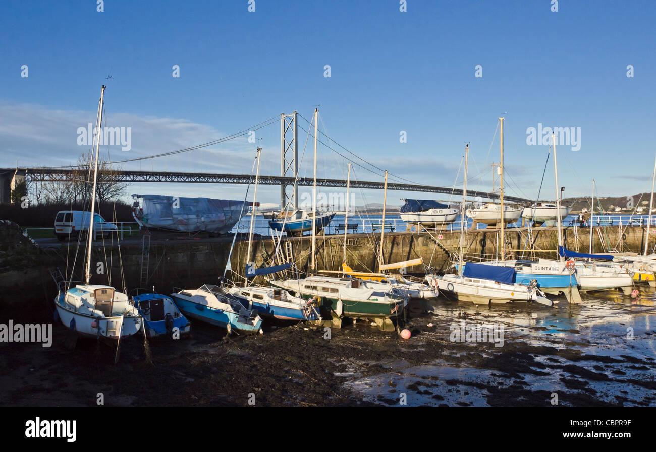Forth Road Bridge über den Firth of her von South Queensferry gesehen Stockfoto