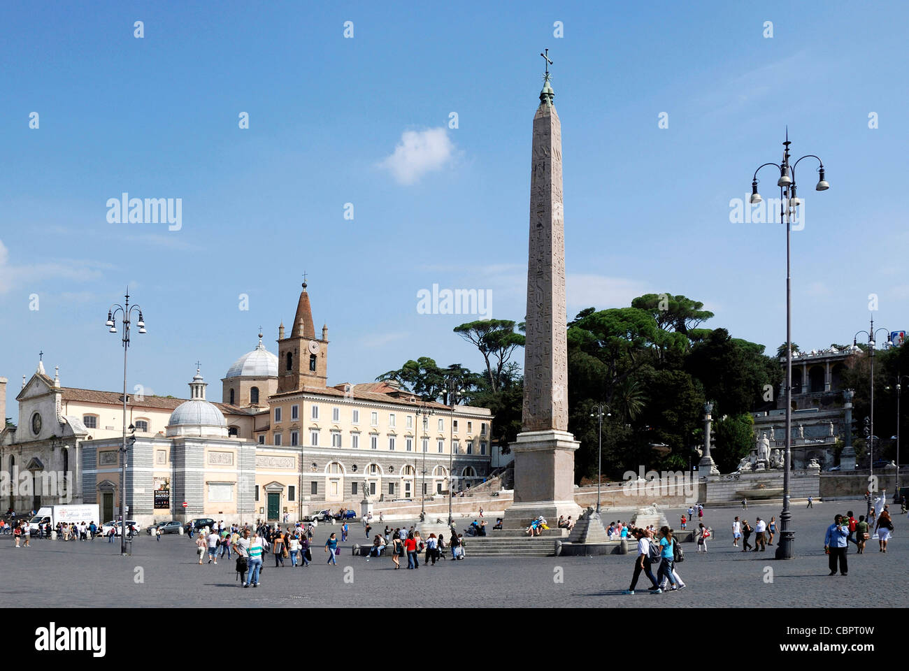 Piazza del Popolo in Rom mit der Kirche Santa Maria del Popolo und der Obelisk Flaminio. Stockfoto