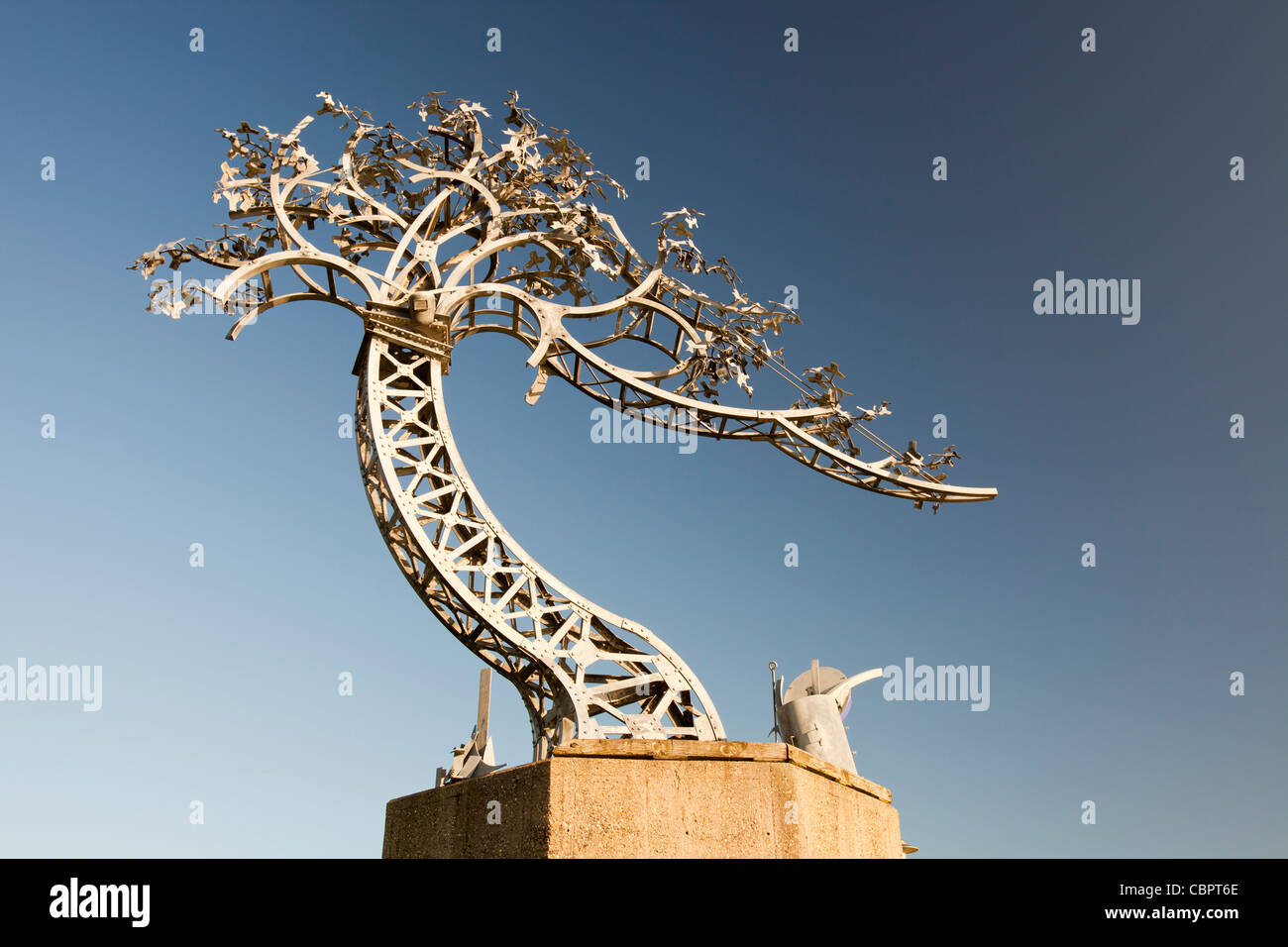 Die Schatten in einem anderen Licht, Metall Baum Skulptur am Ufer des Flusses Wear in Sunderland, Nord-Ost, UK. Stockfoto