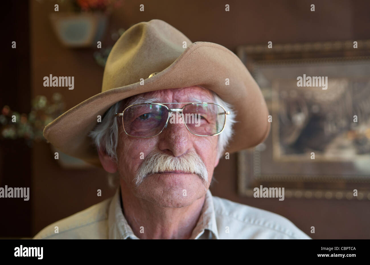 Alter Mann mit Hut Western Typ Mann in Bozeman Montana Westen der USA Stockfoto