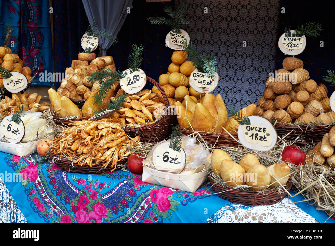 Polen Krakau Oscypki Stand auf dem Weihnachtsmarkt geräuchert, Schaf und Kuh-Käse-Produkten von hohen Tatra-Region Stockfoto