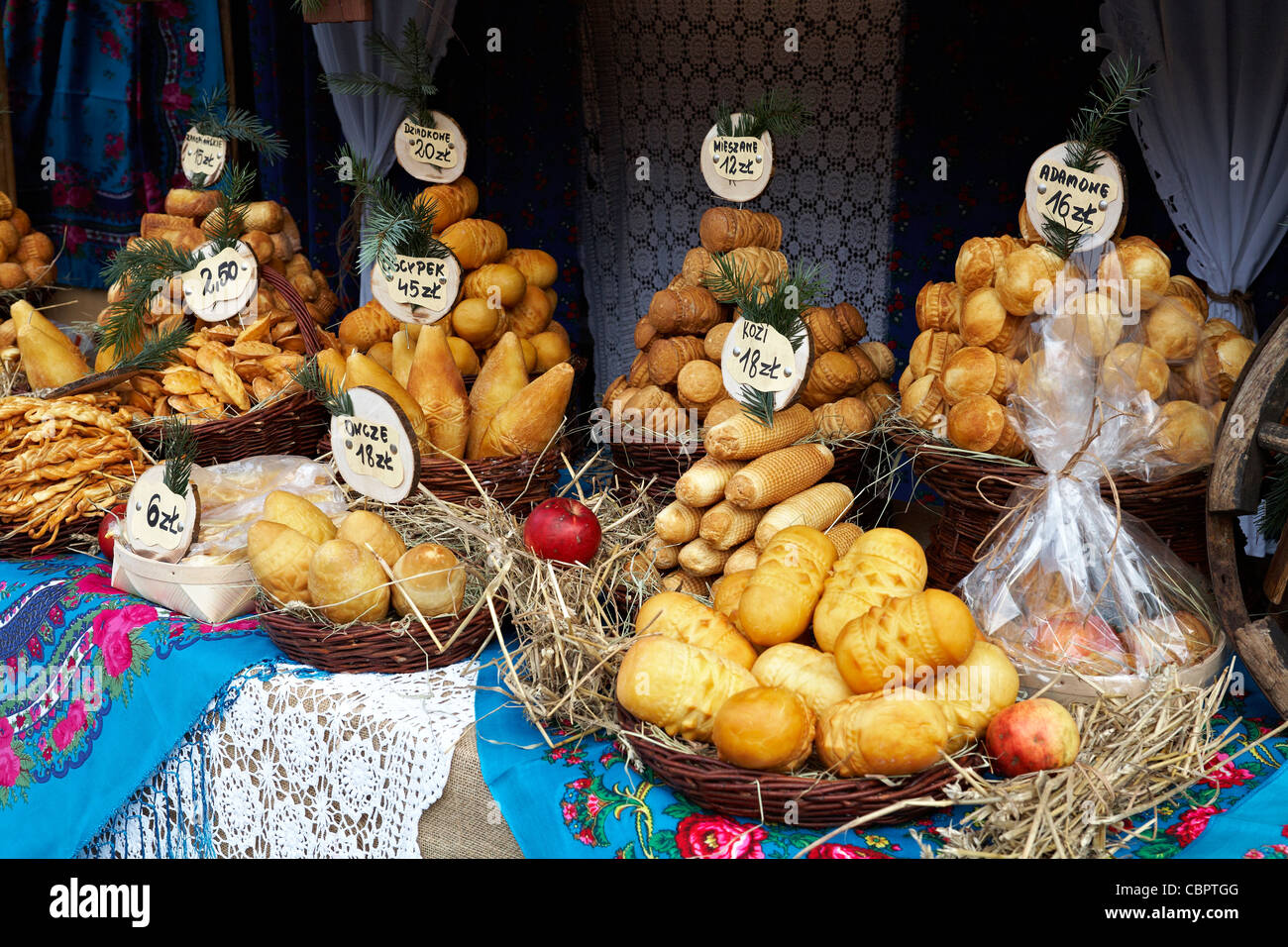 Polen Krakau Oscypki Stand auf dem Weihnachtsmarkt geräuchert, Schaf und Kuh-Käse-Produkten von hohen Tatra-Region Stockfoto