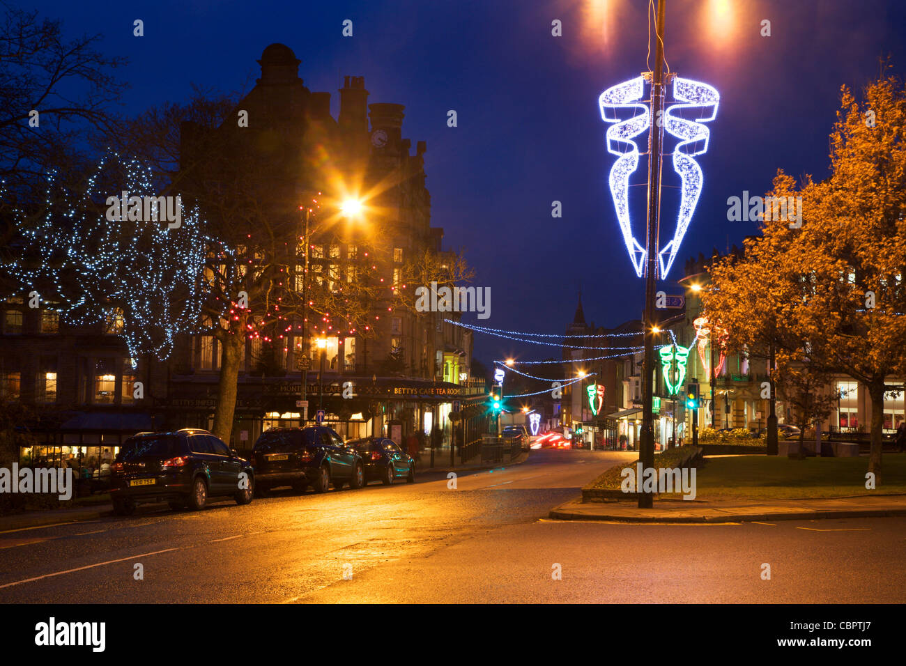 Bettys und Parliament Street an der Dämmerung Harrogate North Yorkshire in England Stockfoto