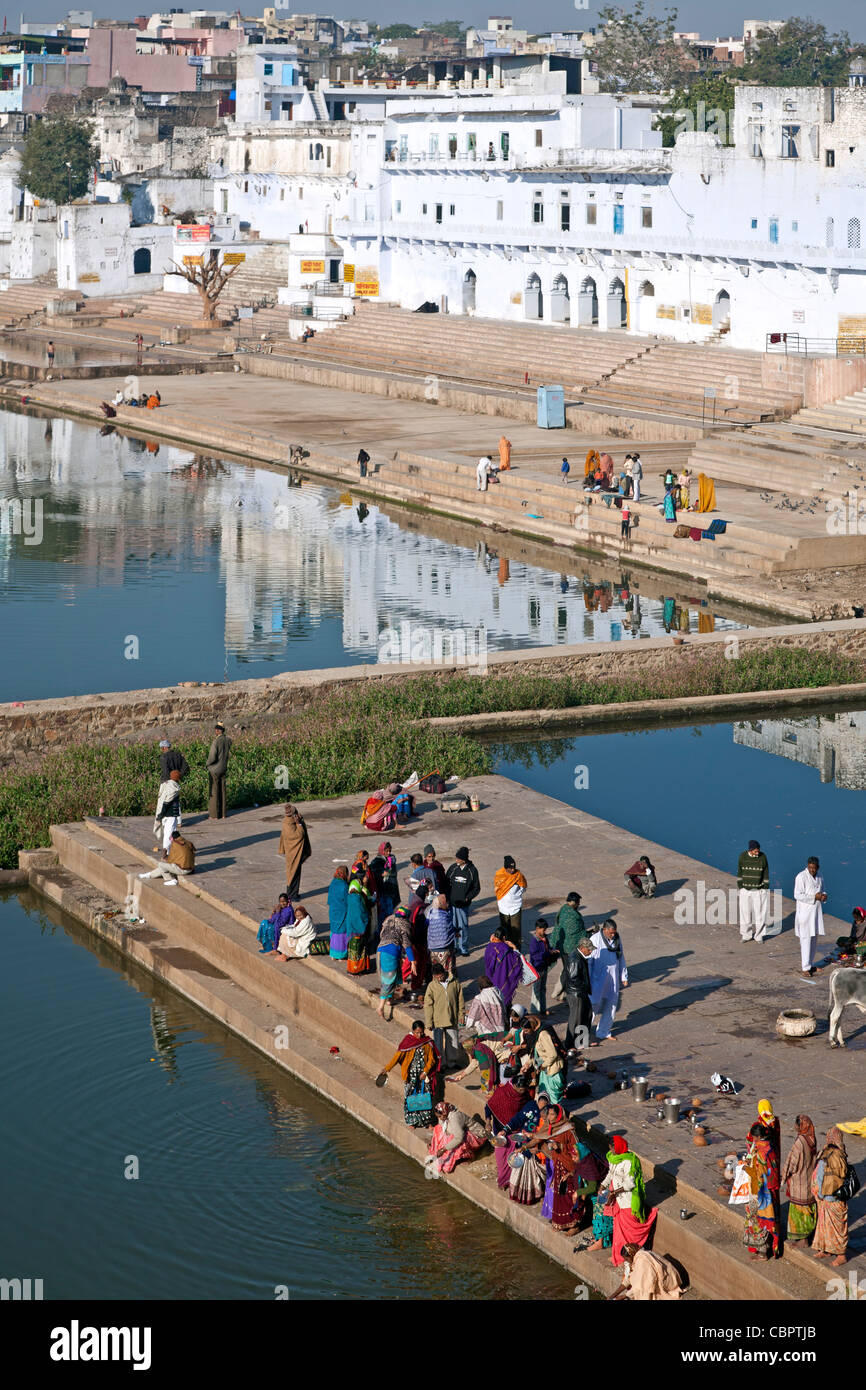 Hindu-Pilger eine rituelle Darbringung (Puja). Pushkar-See. Rajasthan. Indien Stockfoto