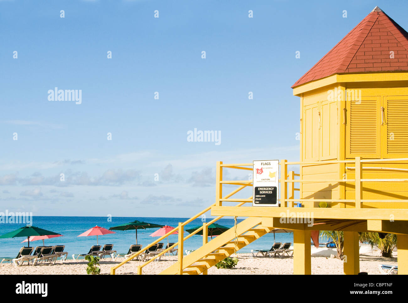 bunte Rettungsschwimmer Station Sonnenschirme Dover Beach Barbados St. Lawrence Gap Stockfoto