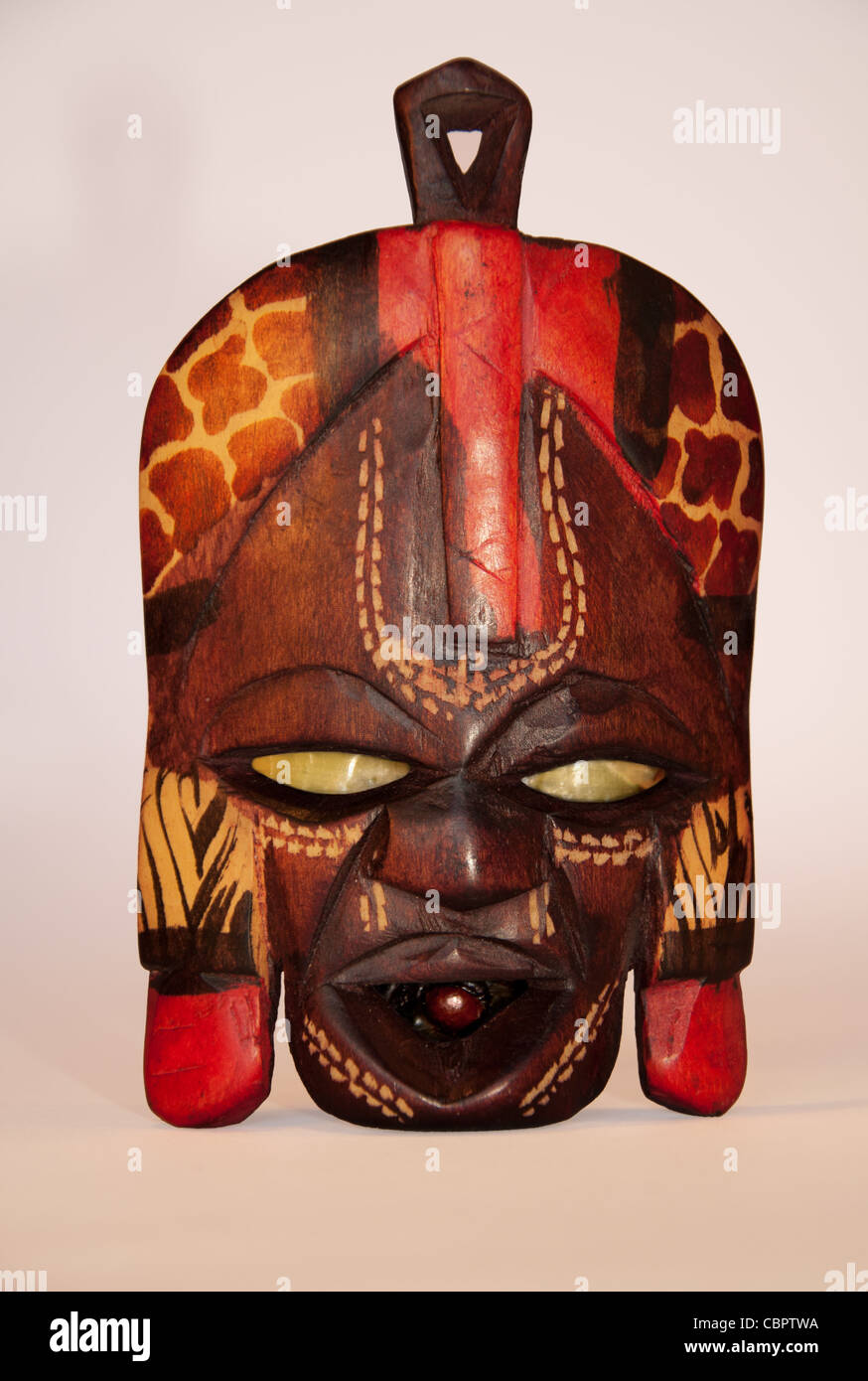 Südafrikanische Holzmaske isoliert auf leichten Background Stockfoto