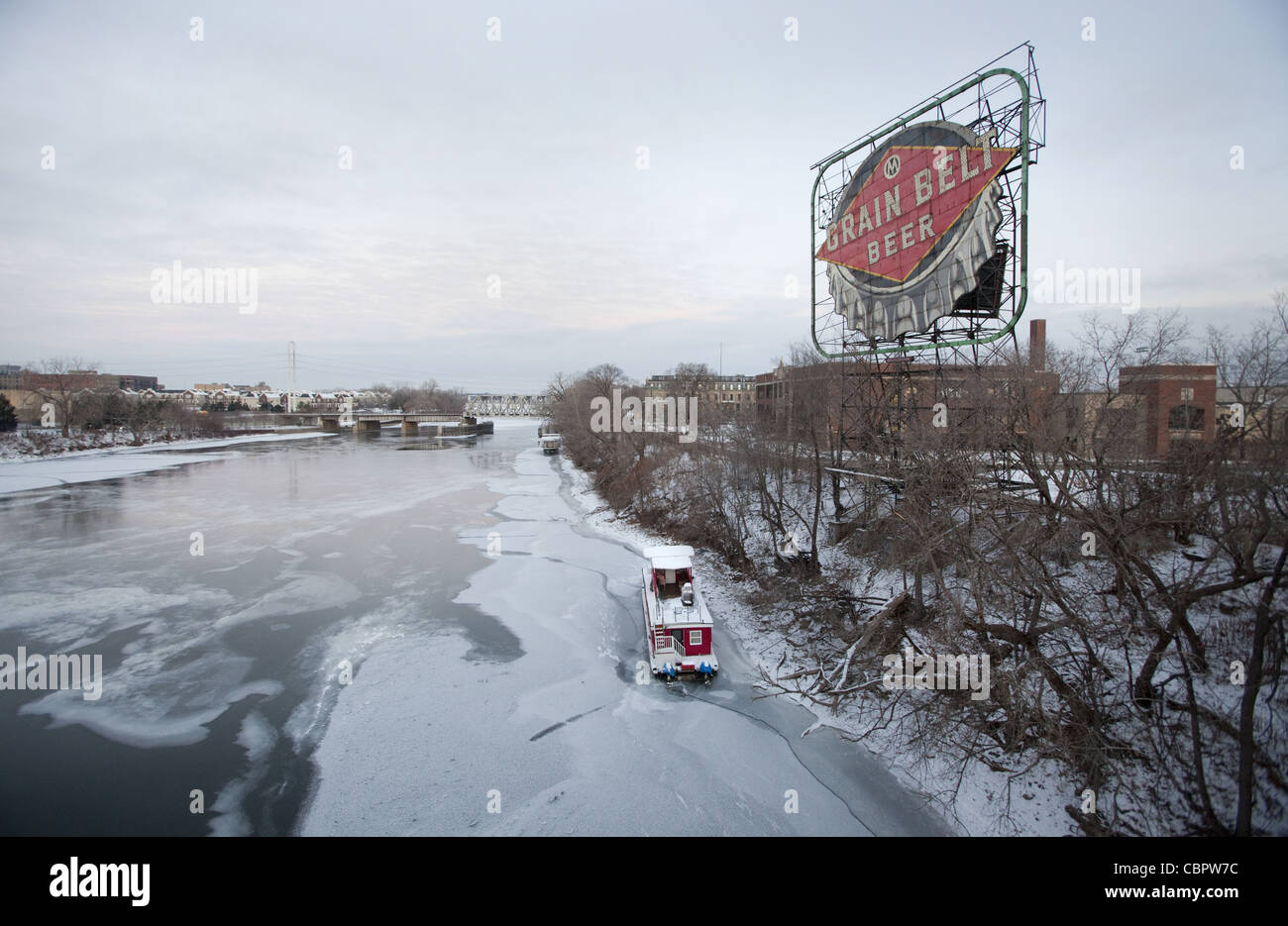 Mississippi River entlang des Flussufers der Nicollet Island in Minneapolis, Minnesota zufrieren ab Stockfoto