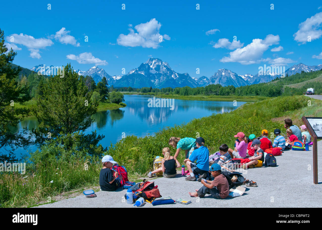 Jackson Hole Wyoming mit Grand Teton und erste Klasse Schüler mit Mittagessen und Reflexion des Sees in Jackson Stockfoto