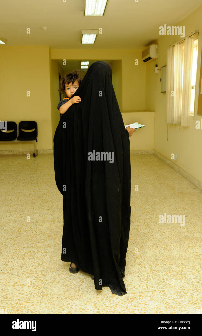 Eine Frau kommt für die Beratung bei einem MSF gesponsert psychiatrische Stigmatisierung Krankenhaus in Sadr Sadr City, Bagdad, Irak Stockfoto