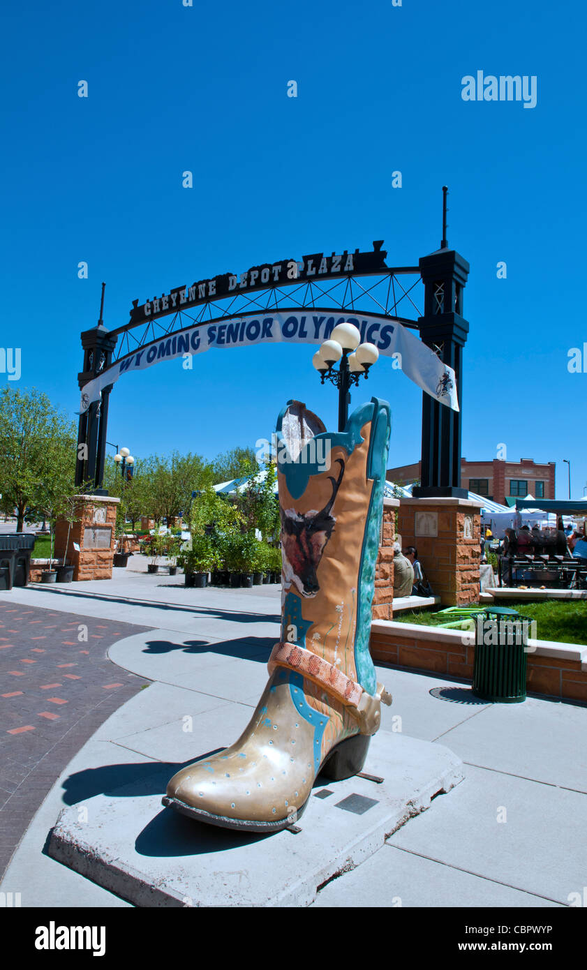 Cheyenne Wyoming Farmers Market und Special Olympics Innenstadt mit großen Cowboy-Stiefel-Kunstwerk Stockfoto