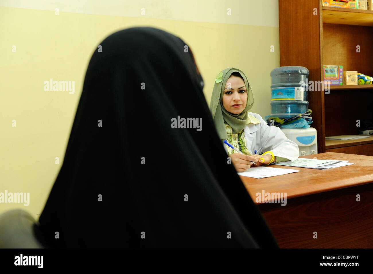In eine andere ist Patienten psychiatrische Stigmatisierung Krankenhaus eine Frau durch eine Krankenschwester Bagdad, Sadr Sadr City geraten. Stockfoto