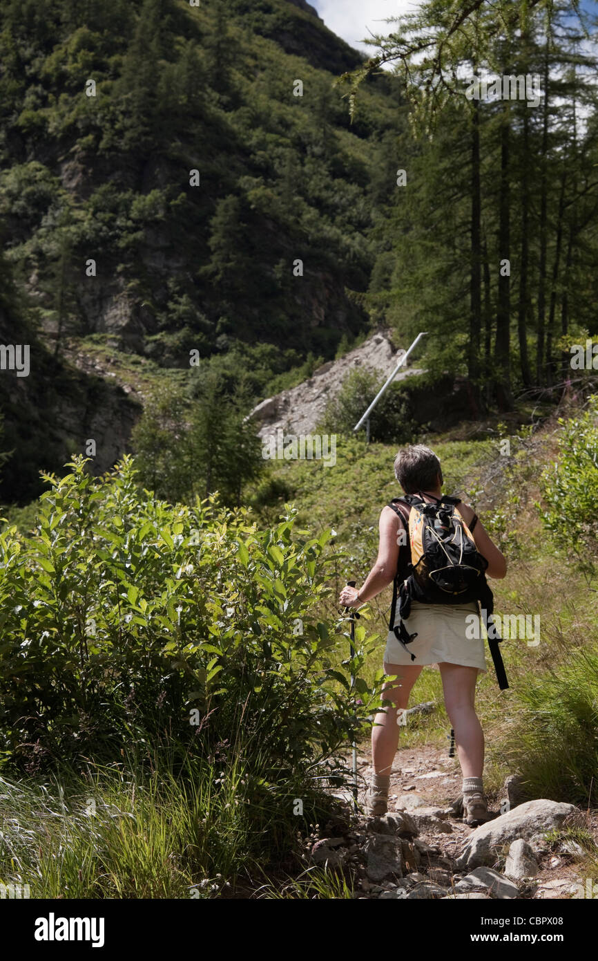 Frau Bergwandern über Pecetto in der Nähe von Macugnaga, in italienischen Alpen. Stockfoto