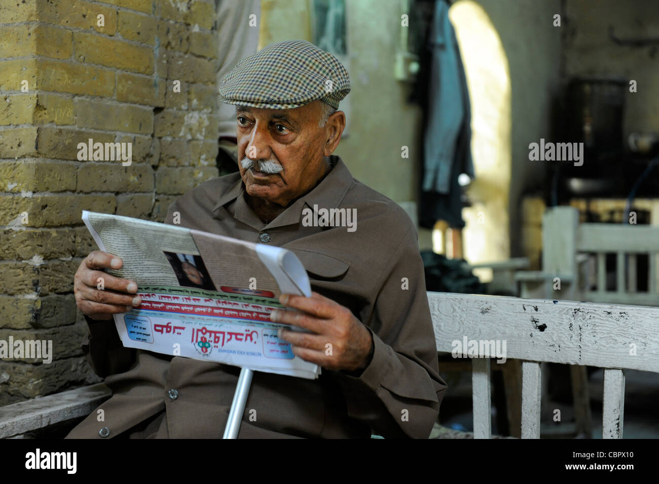 Ein Gönner in einem traditionellen Teehaus (Chai) mit eine über 500 jährige Geschichte in Bagdad, Irak. Stockfoto