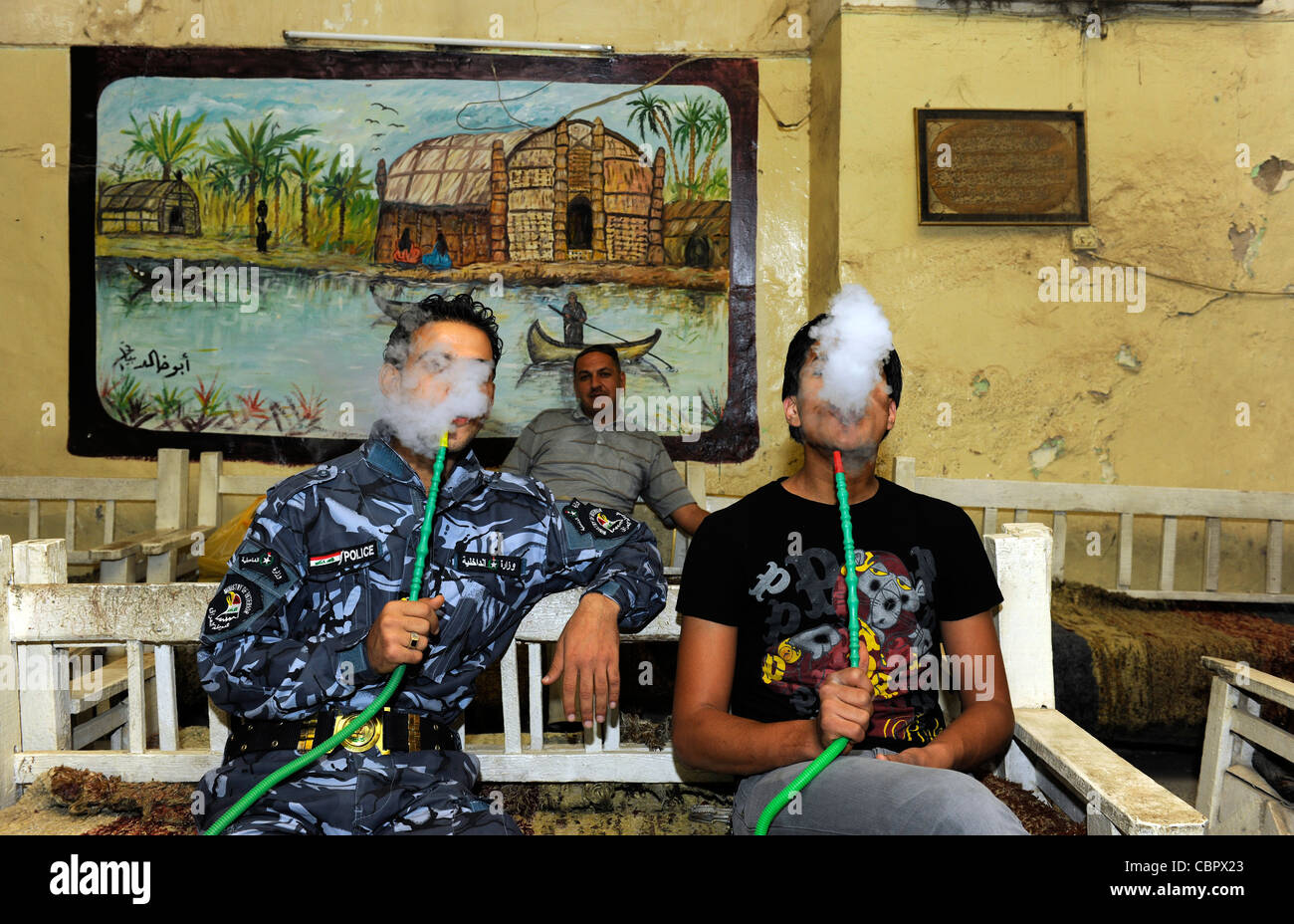 Männer Rauchen einer Wasserpfeife (Shisha) bei einem Tee (Chai) mit eine über 500 jährige Geschichte in Bagdad, Irak. Stockfoto