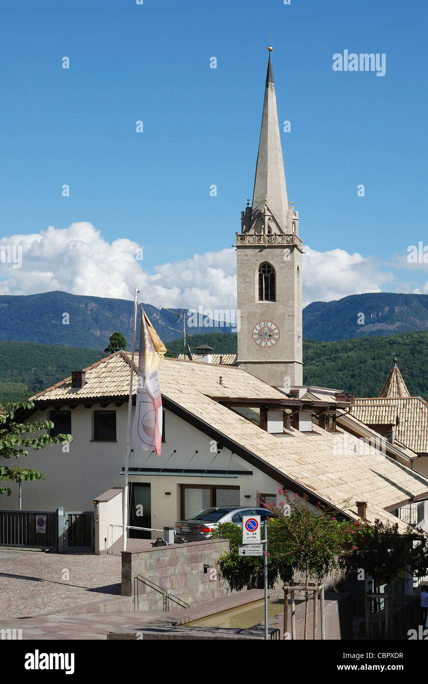 Pfarrei Kirche von Kaltern an der Südtiroler Wein-Route. Stockfoto