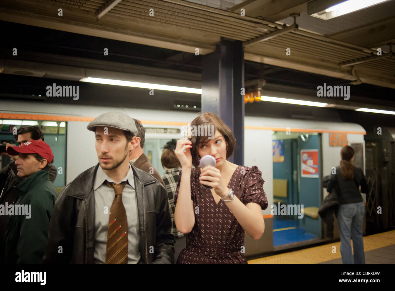 New Yorker, Touristen und u-Bahn Buffs, fahren einige im Zeitraum Gewand, auf eine Vintage MTA Nostalgie Zug-Weihnachtszeit Stockfoto