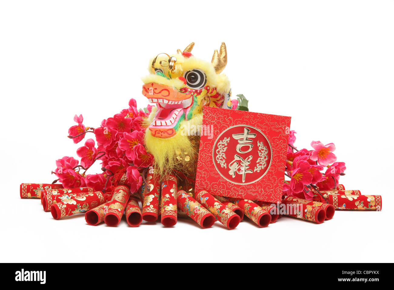 Chinese New Year Ornamente--traditionelle tanzenden Drachen, rote Päckchen und Feuerwerkskörper. Stockfoto