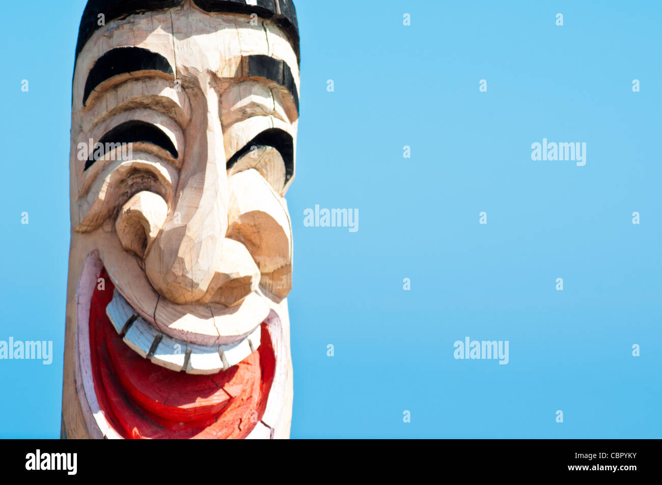 Hand geschnitzt und bemalt hölzerne Skulptur des Engels Gate Park Mann lacht Stockfoto
