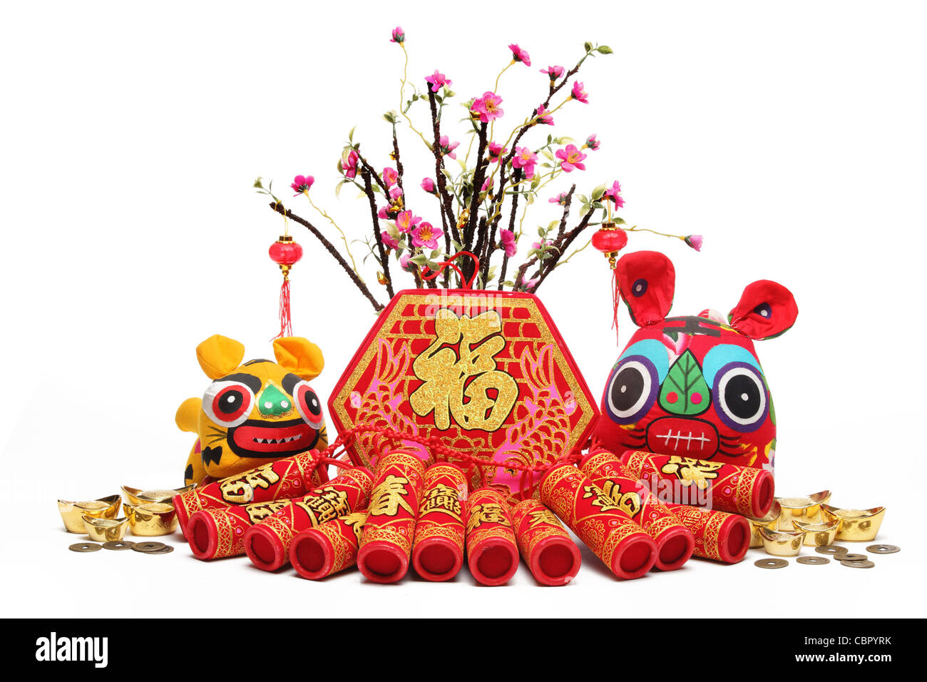 Chinese New Year Dekorationen – traditionelles Handwerk Tuch Tiger, Feuerwerkskörper und Pflaumenbaum. Stockfoto