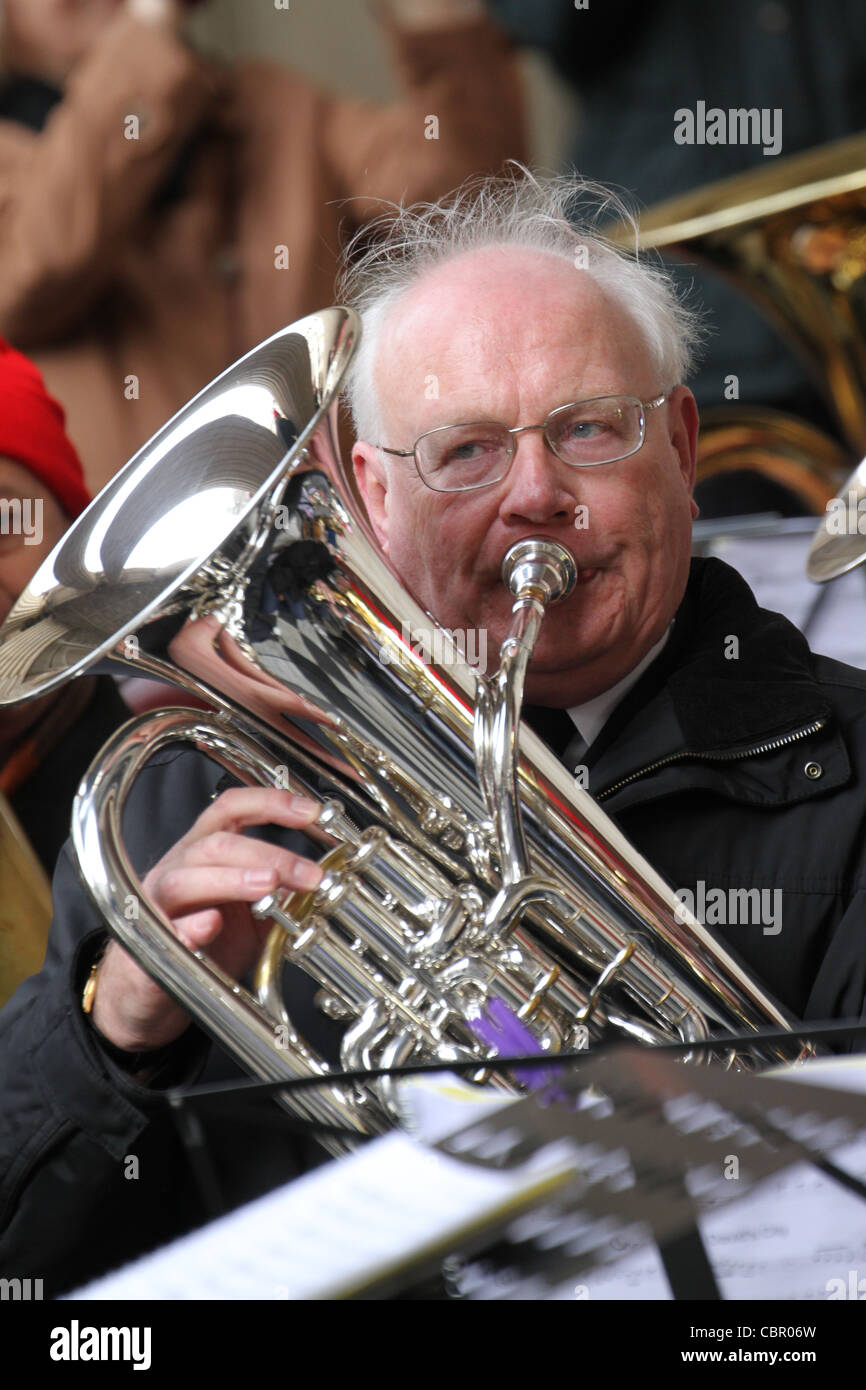 Ein Mann spielt dieses Instrument im Paulus-Dom.  © David Mbiyu/Alamy Live-Nachrichten Stockfoto