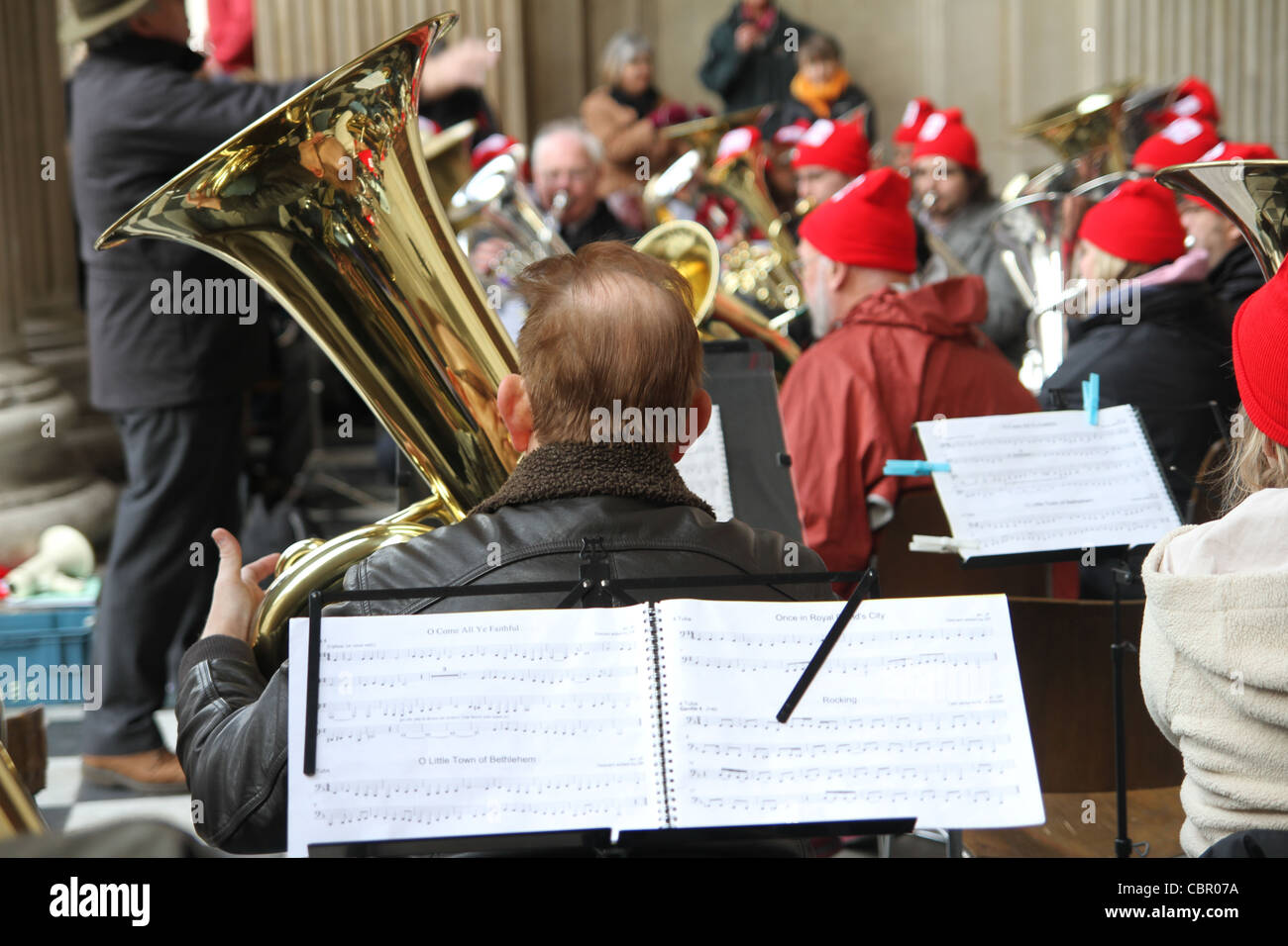 Tuba, Euphonium und niedrigen Messing spielen Freunde spielen im Paulus-Dom.  © David Mbiyu/Alamy Live-Nachrichten Stockfoto