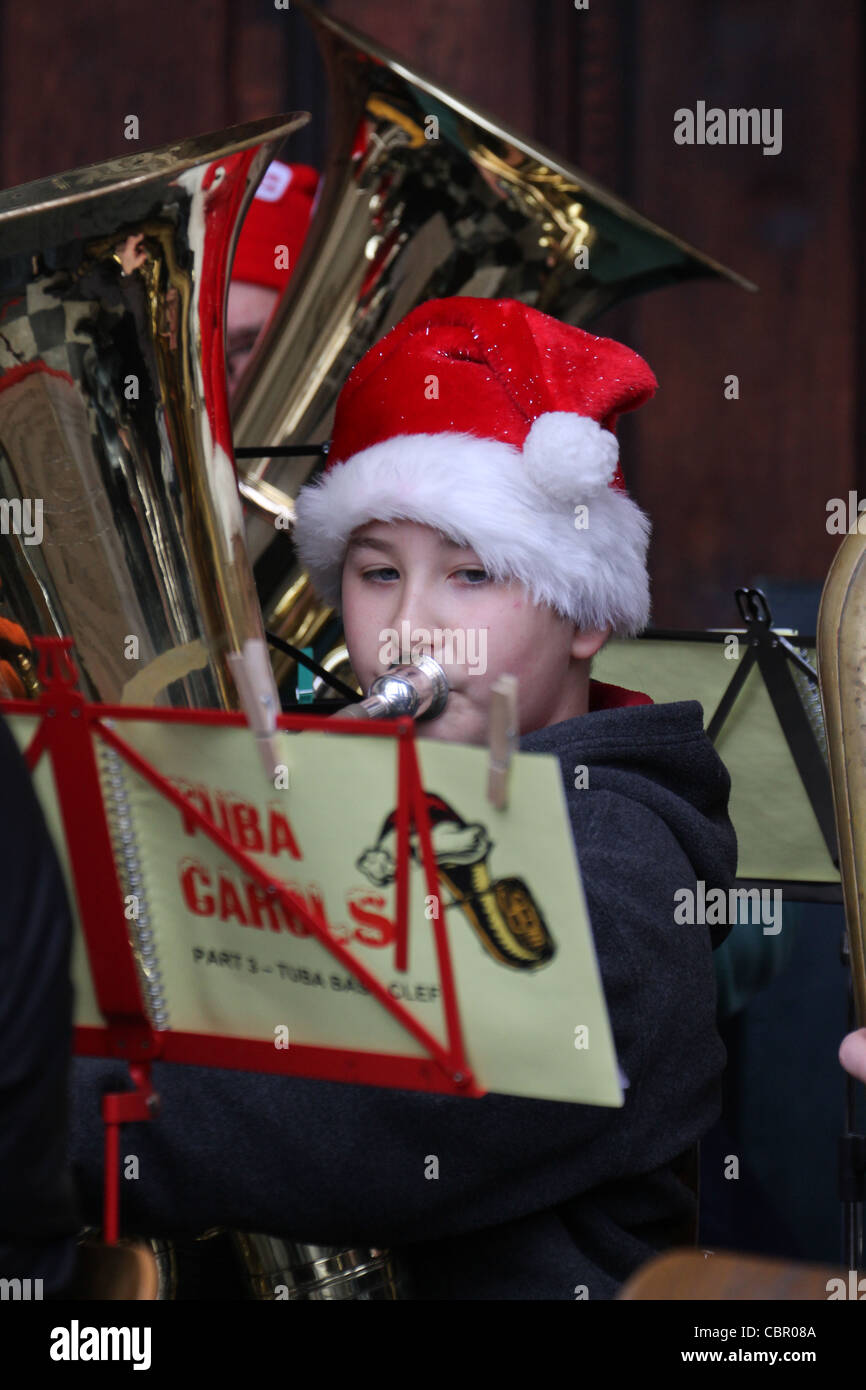 Ein Tuba-Spieler mit einem Santa Hut aus der Tuba liest Weihnachtslieder Notenblatt in der St. Pauls Cathedral.  © David Mbiyu/Alamy Live-Nachrichten Stockfoto