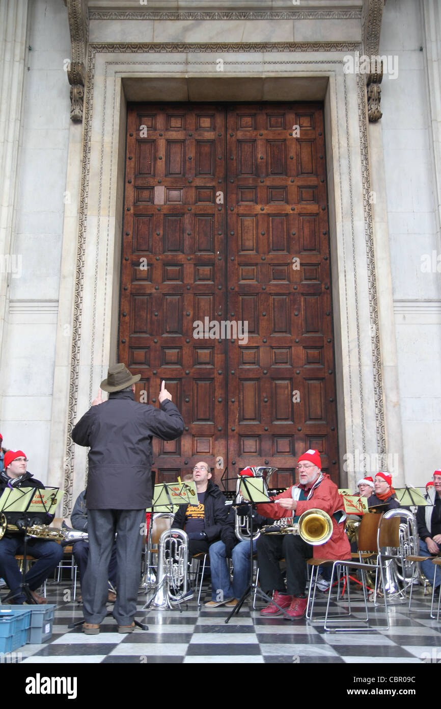 Der Dirigent führt Tuba, Euphonium und niedrigen Messing spielen Freunde spielen in der St. Pauls Cathedral.  © David Mbiyu/Alamy Live-Nachrichten Stockfoto