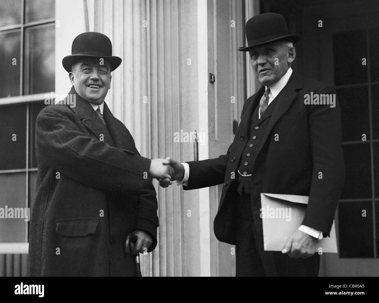 Britische Labour-Politiker Arthur Henderson (links) schüttelt Hände mit US-Außenminister Frank Billings Kellogg (rechts) während einer Reise in die USA im Jahr 1925. Stockfoto