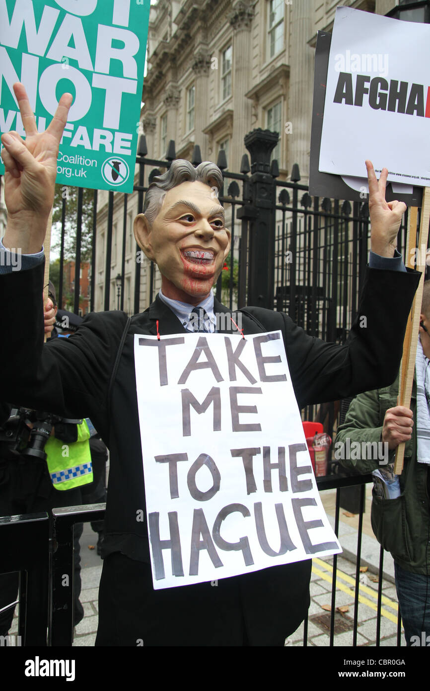 Ein Mann mit einer Maske Tony Blair blinkt zwei Finger Salute vor den Toren der Downing Street. © David Mbiyu/Alamy Live-Nachrichten Stockfoto