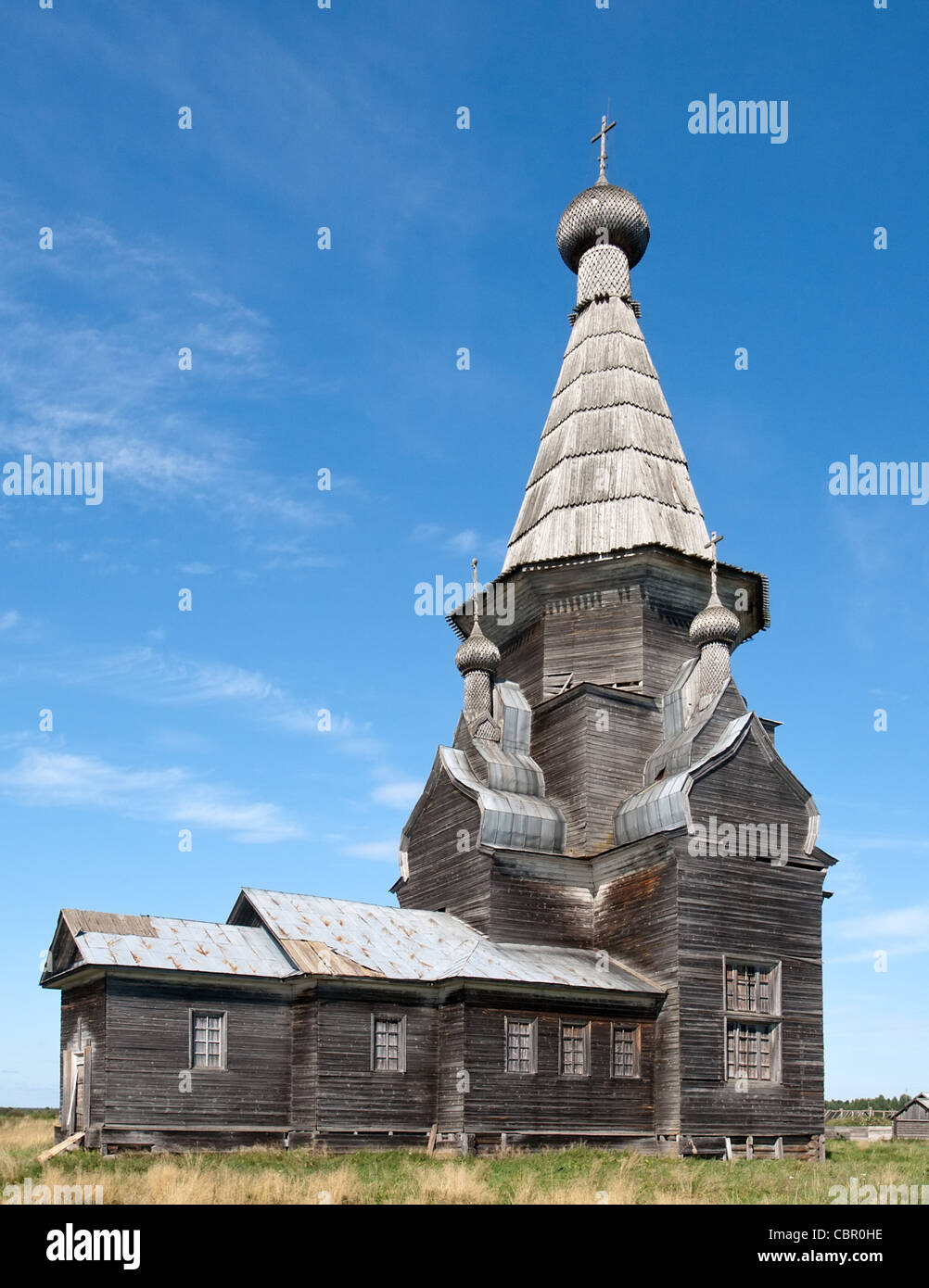 alte hölzerne russische orthodoxe Kirche Closeup auf blauen Himmelshintergrund Stockfoto