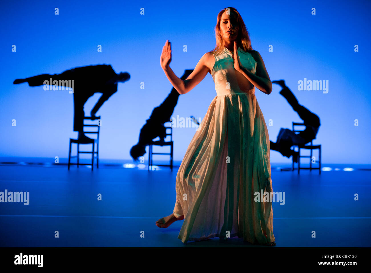Aberystwyth University Studies Theaterstudenten Durchführung einer ausgearbeiteten improvisiert Tanzstück, Wales UK Stockfoto