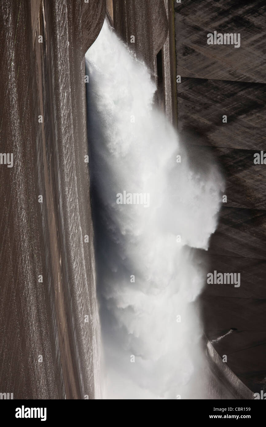 USA, California, Nordkalifornien, nördlichen Berge, Gipfel Stadt, Shasta Dam, Shasta Lake, Hochwasserentlastung Stockfoto